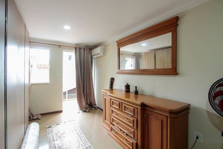 Casa de condomínio à venda com 200m², 4 quartos e 2 vagas Casa de condomínio à venda com 200m², 4 quartos e 2 vagasQuarto 1 suíte