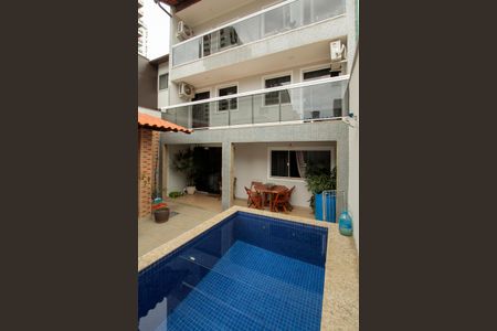 Casa de condomínio à venda com 200m², 4 quartos e 2 vagas Casa de condomínio à venda com 200m², 4 quartos e 2 vagasQuintal de entrada