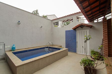 Casa de condomínio à venda com 200m², 4 quartos e 2 vagas Casa de condomínio à venda com 200m², 4 quartos e 2 vagasQuintal de entrada