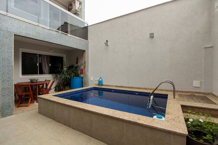 Casa de condomínio à venda com 200m², 4 quartos e 2 vagas Casa de condomínio à venda com 200m², 4 quartos e 2 vagasQuintal de entrada