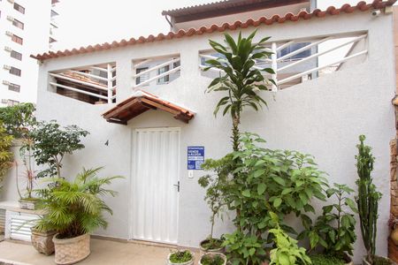 Casa de condomínio à venda com 200m², 4 quartos e 2 vagas Casa de condomínio à venda com 200m², 4 quartos e 2 vagasFachada