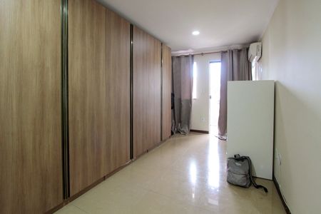 Casa de condomínio à venda com 200m², 4 quartos e 2 vagas Casa de condomínio à venda com 200m², 4 quartos e 2 vagasQuarto 4 suíte