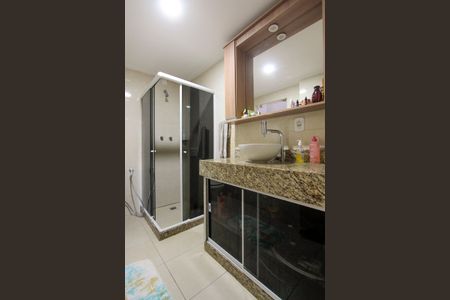 Casa de condomínio à venda com 200m², 4 quartos e 2 vagas Casa de condomínio à venda com 200m², 4 quartos e 2 vagasBanheiro Quarto 2 suíte