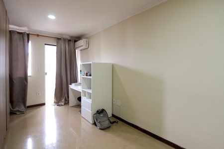 Casa de condomínio à venda com 200m², 4 quartos e 2 vagas Casa de condomínio à venda com 200m², 4 quartos e 2 vagasQuarto 4 suíte