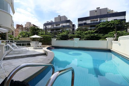 Apartamento para alugar com 183m², 4 quartos e 2 vagas Apartamento para alugar com 183m², 4 quartos e 2 vagasÁrea comum - Piscina
