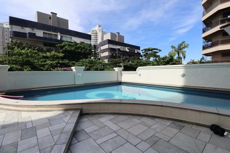 Apartamento para alugar com 183m², 4 quartos e 2 vagas Apartamento para alugar com 183m², 4 quartos e 2 vagasÁrea comum - Piscina