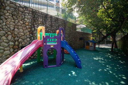 Apartamento à venda com 231m², 4 quartos e 3 vagasÁrea comum - Parque infantil