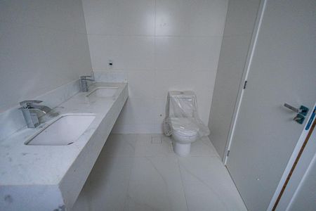 Apartamento à venda com 266m², 4 quartos e 3 vagas Apartamento à venda com 266m², 4 quartos e 3 vagasBanheiro da Suíte 2