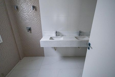 Apartamento à venda com 266m², 4 quartos e 3 vagas Apartamento à venda com 266m², 4 quartos e 3 vagasBanheiro da Suíte 2