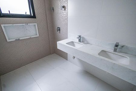 Apartamento à venda com 266m², 4 quartos e 3 vagas Apartamento à venda com 266m², 4 quartos e 3 vagasBanheiro da Suíte 2