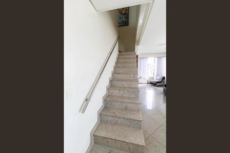 Apartamento à venda com 296m², 4 quartos e 6 vagasEscada