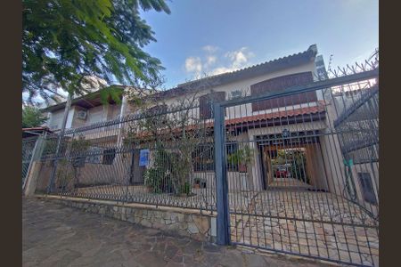 Casa à venda com 320m², 5 quartos e 6 vagasFachada