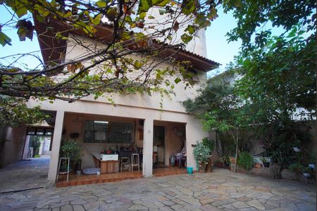Casa à venda com 320m², 5 quartos e 6 vagasQuintal - Fundos