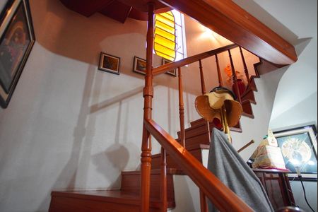 Casa à venda com 320m², 5 quartos e 6 vagasEscada 