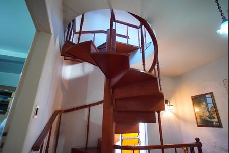 Casa à venda com 320m², 5 quartos e 6 vagasEscada - Terceiro Andar