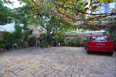 Casa à venda com 320m², 5 quartos e 6 vagasQuintal - Fundos