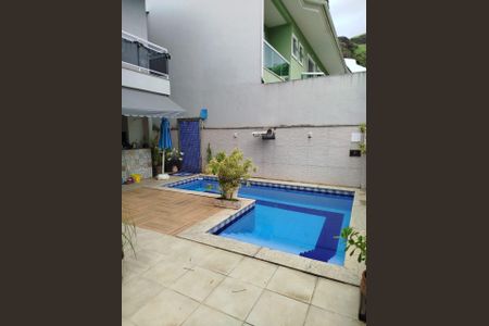 Casa de condomínio à venda com 230m², 4 quartos e 3 vagas