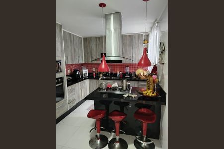 Casa de condomínio à venda com 230m², 4 quartos e 3 vagas