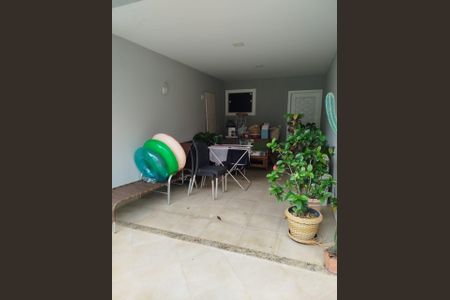 Casa de condomínio à venda com 230m², 4 quartos e 3 vagas