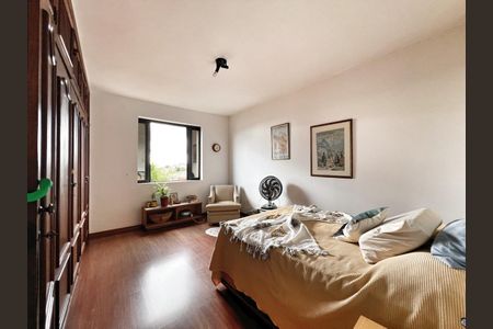 Casa à venda com 250m², 4 quartos e 4 vagas Casa à venda com 250m², 4 quartos e 4 vagasSuíte