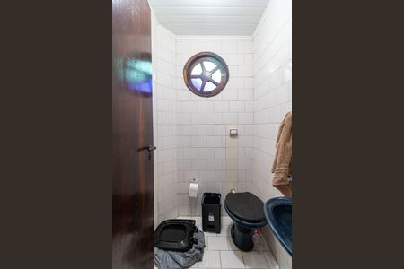 Casa à venda com 197m², 4 quartos e 2 vagas Casa à venda com 197m², 4 quartos e 2 vagasEdícula - Banheiro 1
