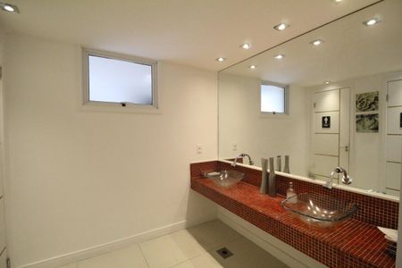 Casa à venda com 523m², 4 quartos e 2 vagasBanheiro 1