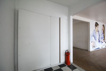 Casa à venda com 523m², 4 quartos e 2 vagasArmário na escada que guarda encanamento e rede elétrica