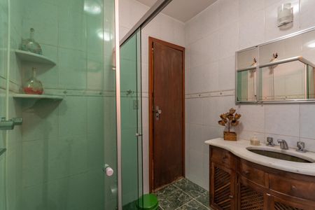 Casa à venda com 313m², 5 quartos e 2 vagas Casa à venda com 313m², 5 quartos e 2 vagasBanheiro Social 2