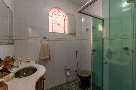 Casa à venda com 313m², 5 quartos e 2 vagas Casa à venda com 313m², 5 quartos e 2 vagasBanheiro Social 2