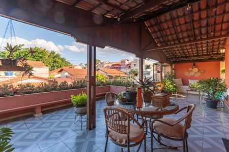 Casa à venda com 313m², 5 quartos e 2 vagas Casa à venda com 313m², 5 quartos e 2 vagasVaranda/Sala