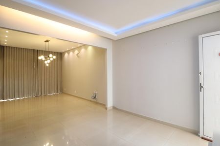 Sala de casa de condomínio para alugar com 3 quartos, 80m² em Aclimação, Uberlândia