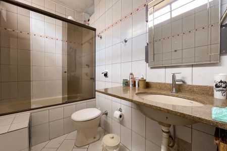 Casa à venda com 233m², 4 quartos e 4 vagas Casa à venda com 233m², 4 quartos e 4 vagasBanheiro Social