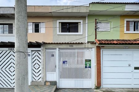 Casa à venda com 233m², 4 quartos e 4 vagas Casa à venda com 233m², 4 quartos e 4 vagasFachada