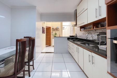 Casa à venda com 233m², 4 quartos e 4 vagas Casa à venda com 233m², 4 quartos e 4 vagasCozinha