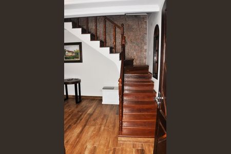 Casa à venda com 280m², 3 quartos e 2 vagas Casa à venda com 280m², 3 quartos e 2 vagasDetalhe - Escada Quartos