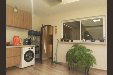 Casa à venda com 280m², 3 quartos e 2 vagas Casa à venda com 280m², 3 quartos e 2 vagasDetalhe - Quintal e Área de Serviço