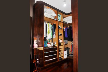 Casa à venda com 280m², 3 quartos e 2 vagas Casa à venda com 280m², 3 quartos e 2 vagasDetalhe - Closet