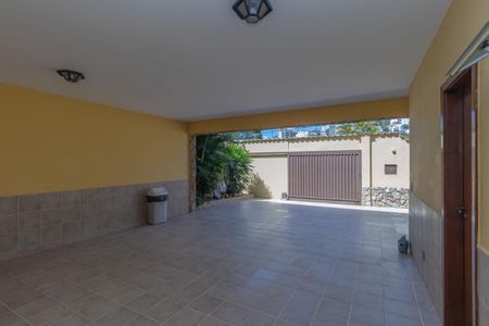 Casa à venda com 436m², 5 quartos e 2 vagas Casa à venda com 436m², 5 quartos e 2 vagasFoto 03