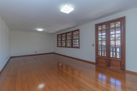 Casa à venda com 436m², 5 quartos e 2 vagas Casa à venda com 436m², 5 quartos e 2 vagasFoto 01
