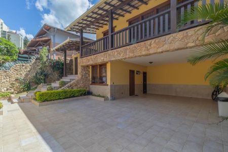 Casa à venda com 436m², 5 quartos e 2 vagas Casa à venda com 436m², 5 quartos e 2 vagasFoto 02