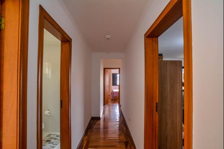 Casa à venda com 274m², 4 quartos e 4 vagasCorredor