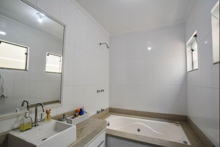 Casa à venda com 274m², 4 quartos e 4 vagasBanheiro da Suíte 2