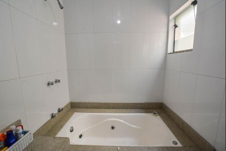 Casa à venda com 274m², 4 quartos e 4 vagasBanheiro da Suíte 2