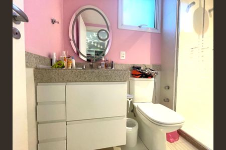Apartamento à venda com 230m², 5 quartos e 4 vagas Apartamento à venda com 230m², 5 quartos e 4 vagasBanheiro da Suíte 2