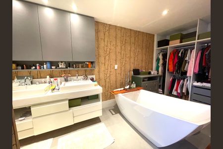 Apartamento à venda com 230m², 5 quartos e 4 vagas Apartamento à venda com 230m², 5 quartos e 4 vagasBanheiro da Suíte 1