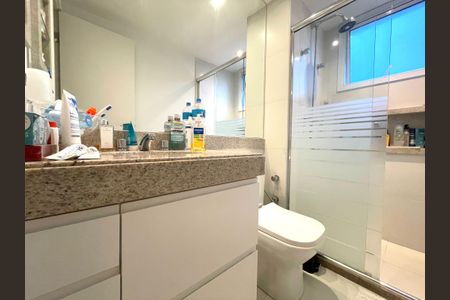 Apartamento à venda com 230m², 5 quartos e 4 vagas Apartamento à venda com 230m², 5 quartos e 4 vagasBanheiro da Suíte 3