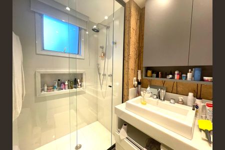 Apartamento à venda com 230m², 5 quartos e 4 vagas Apartamento à venda com 230m², 5 quartos e 4 vagasBanheiro da Suíte 1