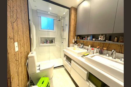 Apartamento à venda com 230m², 5 quartos e 4 vagas Apartamento à venda com 230m², 5 quartos e 4 vagasBanheiro da Suíte 1