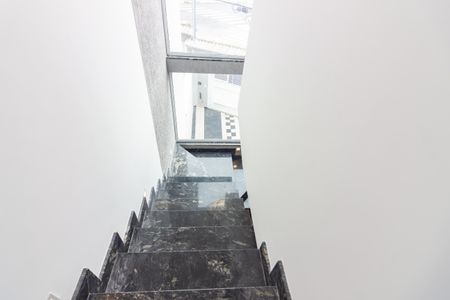 Casa à venda com 170m², 3 quartos e 1 vaga Casa à venda com 170m², 3 quartos e 1 vagaEscada