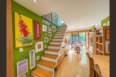 Apartamento à venda com 166m², 2 quartos e 1 vaga Apartamento à venda com 166m², 2 quartos e 1 vagaEscada